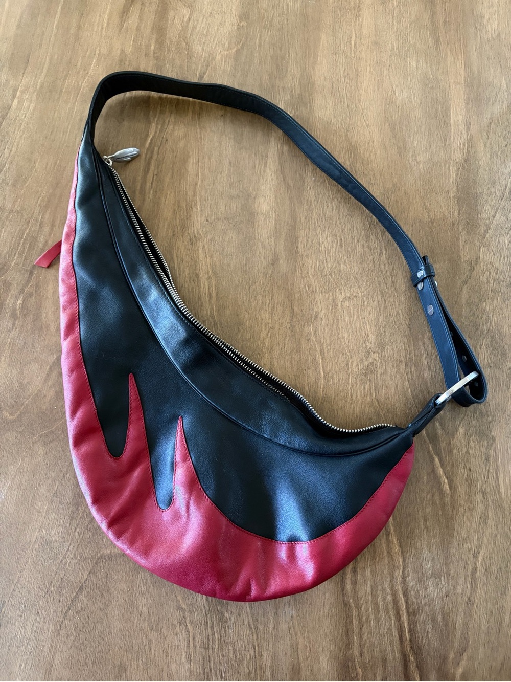 Vintage Harley-Davidson Black and Red Crescent Shoulder Bag - Picture 2 of 6